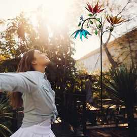Wunderschöner Sommer-Windspiel mit bunten Blumen