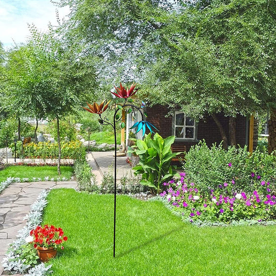 Wunderschöner Sommer-Windspiel mit bunten Blumen