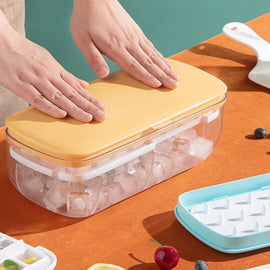 Drücken Sie den Eiswürfelbereiter