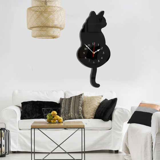 Wanduhr mit wedelndem Schwanz der nordischen Katze