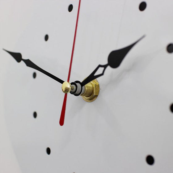 Wanduhr mit wedelndem Schwanz der nordischen Katze