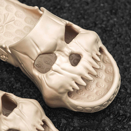 Hausschuhe mit einzelnem Band und Totenkopf-Design