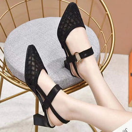 Spitz zulaufende Strass-Sandalen mit Knöchelriemen