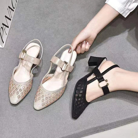 Spitz zulaufende Strass-Sandalen mit Knöchelriemen