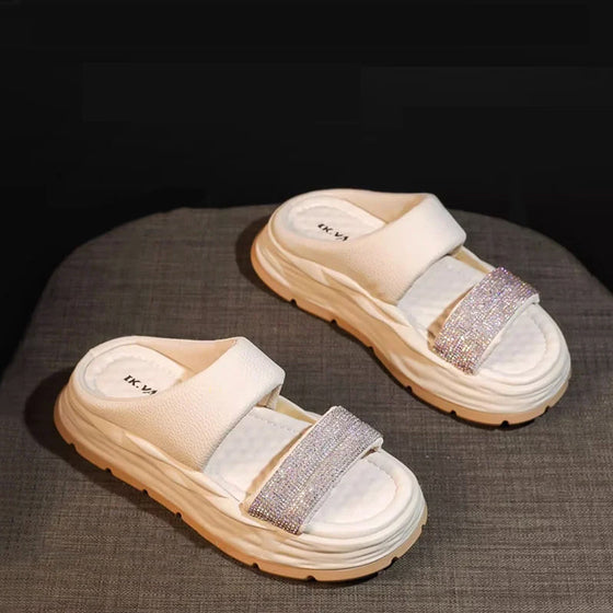 Funkelnde, höhenvergrößernde Sandalen mit Strasssteinen