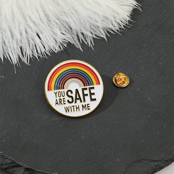 'You are Safe with ME' Emaille-Brosche mit Anhänger