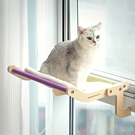 Hängendes Katzenbett am Fenster