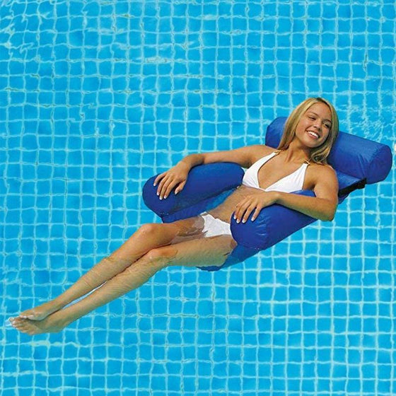 Schwimmbett und Liegestuhl